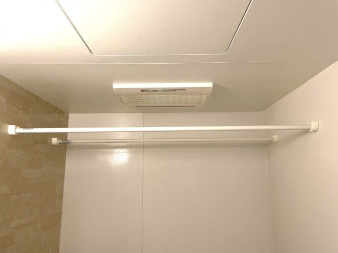 平面な天井に設置された浴室乾燥機